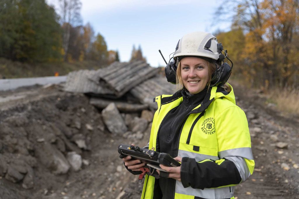 Elina Lundgren sprängare vid Norrbottens Bergteknik. Bilden används även som illustration för sidan Kontakt, Våra bolag, Startsida och Hem.
