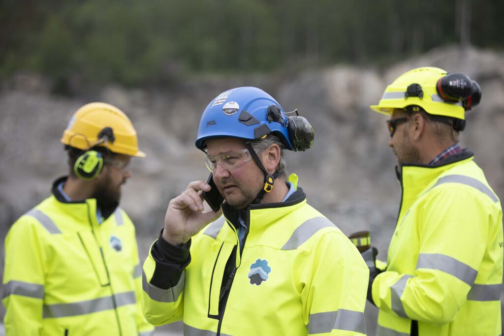 Medarbetare vid Nordisk Fjellsprengning i samtal.