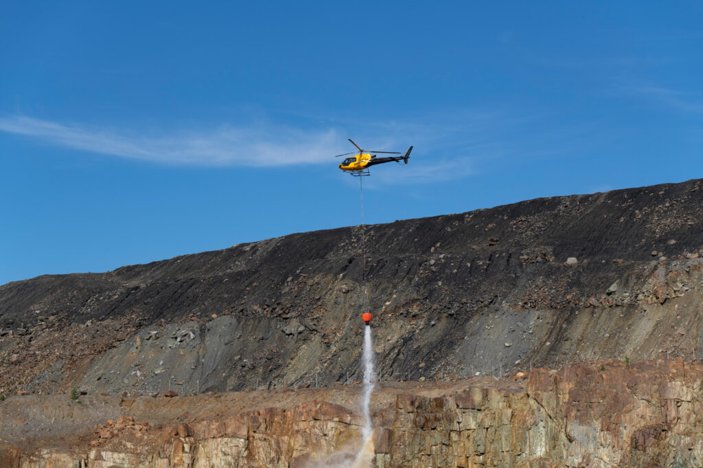Bergrensning i Maurliden med helikopter och vattentömning. Utförd av Norrbottens Bergteknik och Gjerden.