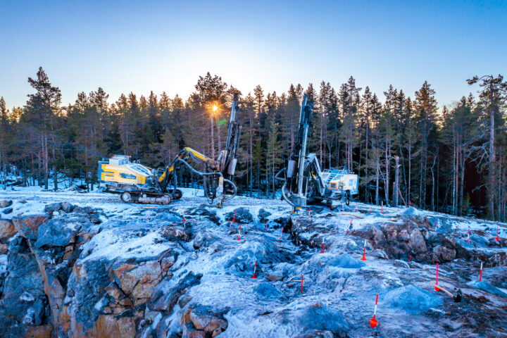 Norrbottens Bergteknik, borriggar i arbete i bergtäkt.