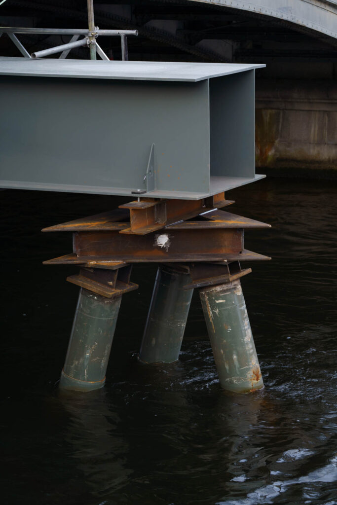 Rejäla stålprofiler och stålbalkar används vid arbetet med Vasabron i Stockholm.