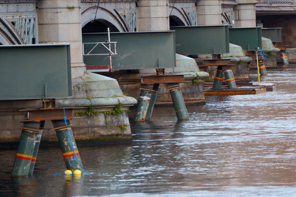 Vasabron stöttas av rejäla stålkonstruktioner.