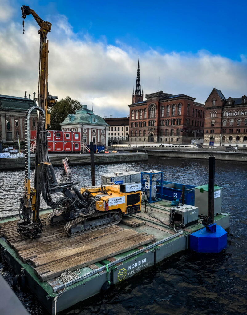 Förstärkning av Vasabron i Stockholm. Rigg på pråm.